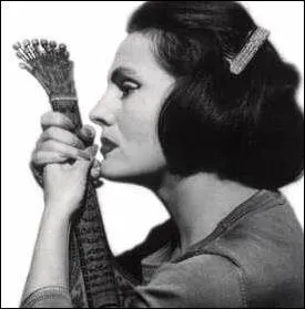 C'est la 'Reine du Fado'. Comment s'appelle-t-elle ?