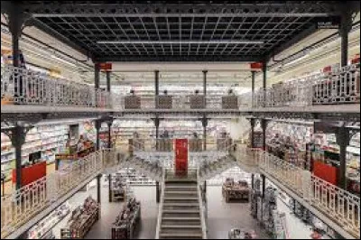 Cette cha&icirc;ne de librairies, implant&eacute;e &agrave; Lille sur la Grand'Place et dans plusieurs autres villes du nord - ici &agrave; Douai dans un b&acirc;timent Art Nouveau c'est ...