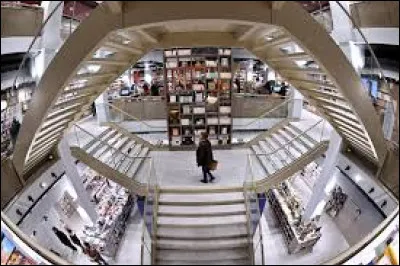 "Le Hall du Livre", grande librairie ind&eacute;pendante install&eacute;e rue Saint-Dizier dans un immeuble Art Nouveau, se trouve &agrave; ...