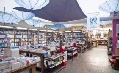 La librairie "Martelle", rue de Vergeaux, propose aussi des jeux et jouets, une papeterie compl&egrave;te, ainsi qu&rsquo;un espace beaux-arts et loisirs cr&eacute;atifs : elle se trouve &agrave; ...
