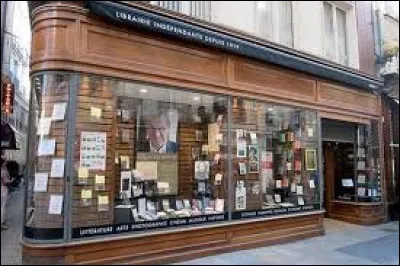 Cr&eacute;&eacute;e en 1919, la librairie "Coiffard" a conserv&eacute; son authenticit&eacute; avec ses biblioth&egrave;ques en bois agr&eacute;ment&eacute;es d&rsquo;&eacute;chelles ; elle est situ&eacute;e en plein centre ville, &agrave; ...