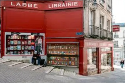 M&ecirc;me si, dans les villes moyennes, les librairies sont encore plus menac&eacute;es, comme la librairie "Labb&eacute;" qui fait figure de une v&eacute;ritable institution dans sa r&eacute;gion mais pourrait dispara&icirc;tre : elle se trouve &agrave; ...