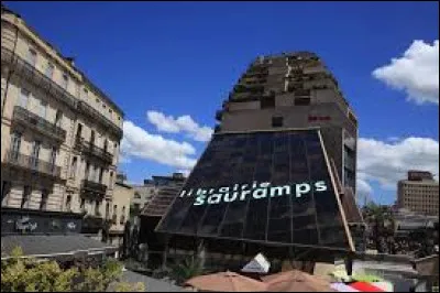 La librairie "Sauramps", class&eacute;e quatri&egrave;me librairie de France en 2020, a connu depuis des difficult&eacute;s et se trouve menac&eacute;e : dans quelle ville se trouve-t-elle ?