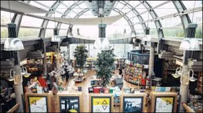 Quelle est cette librairie brestoise, importante librairie ind&eacute;pendante par le nombre de titres en rayon ?