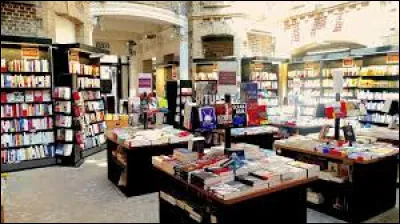 Cette librairie de Rouen occupe trois niveaux d'un immeuble de la rue Jeanne-d'Arc depuis 2015 :