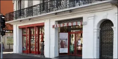 La librairie "Maupetit", la plus ancienne de la ville, situ&eacute;e &agrave; l'angle de la rue S&eacute;nac, se trouve &agrave; ...