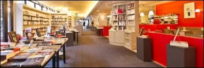 Cette importante librairie ind&eacute;pendante situ&eacute;e dans le centre du Havre, c'est ...