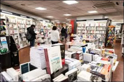 Cette importante librairie ind&eacute;pendante de Clermont-Ferrand, c'est ...