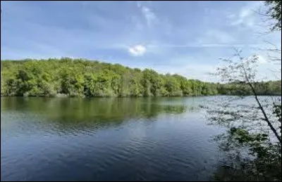 Mon point culminant se situe dans le bois des Garennes &agrave; Lainville-en-Vexin, &agrave; l'extr&ecirc;me nord du d&eacute;partement, dans la bordure sud du Vexin fran&ccedil;ais &agrave;... (Photo de l'&eacute;tang La Mini&egrave;re situ&eacute; dans le bois des Garennes).