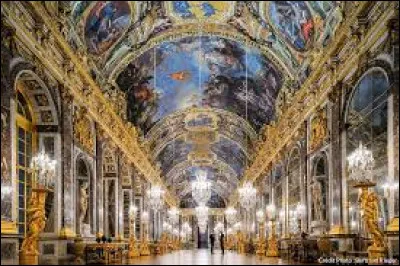 Derni&egrave;re question concernant ce ch&acirc;teau embl&egrave;me de la France. Deux &eacute;v&egrave;nements ont eu lieu dans la galerie des Glaces. Le premier en 1871 avec la proclamation de l'Empire allemand, et le second avec le trait&eacute; de Versailles, en 1919, qui mit fin officiellement &agrave; la Premi&egrave;re Guerre mondiale. Combien de glaces compte cette galerie longue de 73 m ?