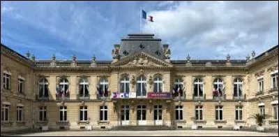 Quelle ville est mon chef-lieu ? (Photo de l'h&ocirc;tel de pr&eacute;fecture).