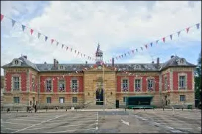 Je compte aussi trois sous-pr&eacute;fectures : Mantes-la-Jolie, Saint-Germain-en-Laye et... (photo de son h&ocirc;tel de ville).