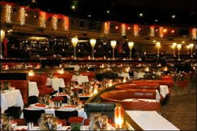 Quel est ce cabaret parisien o&ugrave; a &eacute;t&eacute; jou&eacute;e la com&eacute;die musicale parodique ''Titanic'' ?
