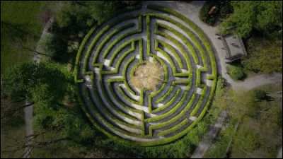 Qui est l'auteur du roman ''Le Labyrinthe'' ?