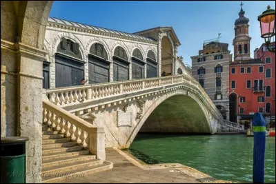 Encore un pont italien mais qui est cette fois-ci pi&eacute;tonnier. Dans quelle ville gravir ses marches ?
