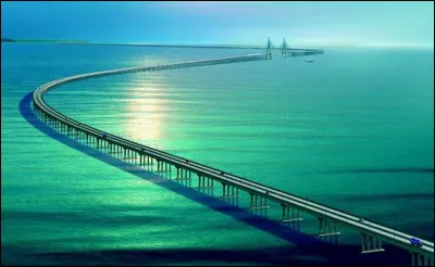Le pont Danyang-Kunshan est depuis 2011 le plus long pont du monde, toutes cat&eacute;gories confondues. Il comporte une section de .... au-dessus du lac de Yangcheng.