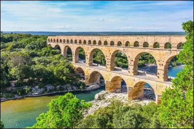 Revenons en France avec ce c&eacute;l&egrave;bre pont romain. Quelle rivi&egrave;re enjambe t-il ?