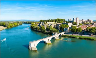 Que fait-on sur le pont d'Avignon ?