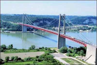 Le pont de Tancarville qui enjambe la Seine pr&egrave;s de son embouchure a &eacute;t&eacute; mis en service en...