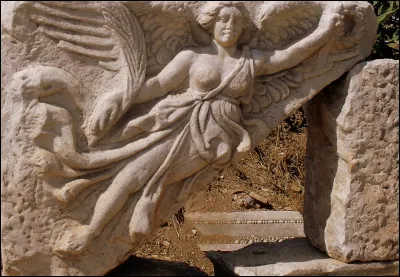 Qui est cette divinit&eacute; grecque de la victoire et du triomphe ?