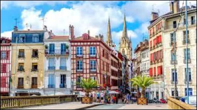 Comment s'appelle cette ville r&eacute;put&eacute;e dans le domaine du chocolat ?