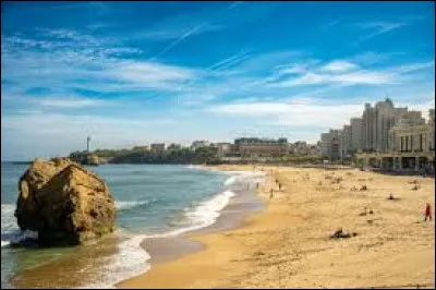 Par quel oc&eacute;an est bord&eacute;e la c&eacute;l&egrave;bre ville de Biarritz ?