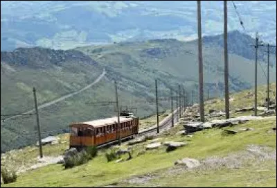 &Agrave; bord de quel moyen de transport touristique peut-on acc&eacute;der au sommet de la Rhune ?