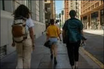 Tu te prom&egrave;nes dans la rue et vois des camarades turbulents mais sympathiques sur le trottoir d&rsquo;en face.