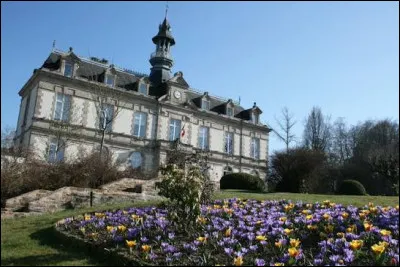 Dans quelle commune le kaolin fut-il d&eacute;couvert en 1768 ? (Photo de son h&ocirc;tel de ville)
