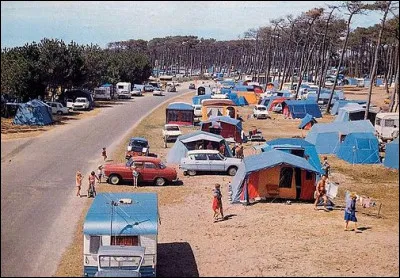Le camping &eacute;tait le mode &eacute;conomique de vill&eacute;giature. Quelle est la voiture rouge ?