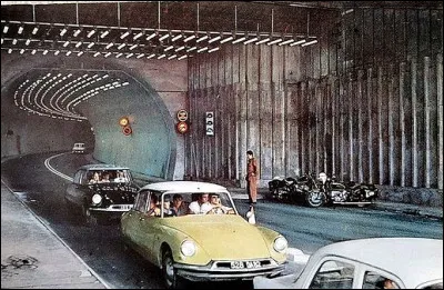 Cette Citro&euml;n DS vient d'emprunter le tunnel...
