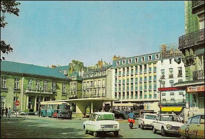 Quelle est cette auto blanche photographi&eacute;e &agrave; Nantes place du commerce ?