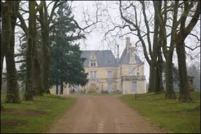 Nous sommes dans l'all&eacute;e qui m&egrave;ne au ch&acirc;teau des Forges. Village de l'arrondissement de Parthenay, il se situe dans l'ancienne r&eacute;gion ...
