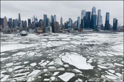 Quelle ville est travers&eacute;e par le fleuve Hudson ?