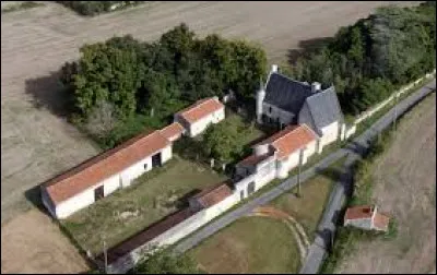Nous d&eacute;marrons notre balade dominicale dans les airs, au-dessus du manoir de Vayolles, &agrave; Berthegon. Village Viennois, il se situe dans l'ancienne r&eacute;gion ...