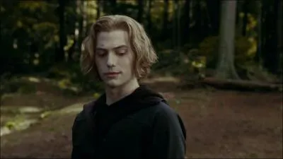 Il est grand blond, charismatique n'est pas vraiment intgr  la famille Cullen  cause de son pass.