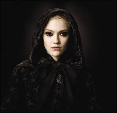 Elle est petite, a les cheveux blonds, courts, des yeux rouges et a le pouvoir de la souffrance.