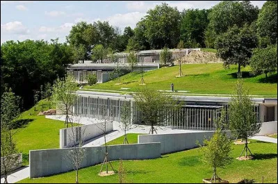Qui a r&eacute;alis&eacute; ce couvent avec une architecture semi-enterr&eacute;e ?