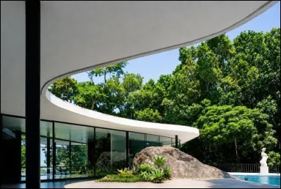 De quelle nationalit&eacute; est Oscar Niemeyer qui introduisit la courbe en architecture ?