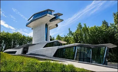 Quelle est la femme architecte irako-britannique qui a r&eacute;alis&eacute; cette maison en Russie en 2018 ?