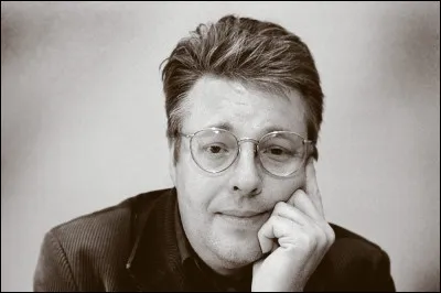Qui est cet &eacute;crivain su&eacute;dois, auteur du roman ''La Fille qui r&ecirc;vait d'un bidon d'essence et d'une allumette'' ?