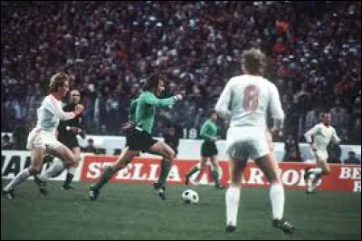 Quel est ce club qui remporte, en 1976, son 9e titre de champion de France de football, le 3e cons&eacute;cutif, et qui dispute la finale de la Coupe d'Europe des clubs champions ?