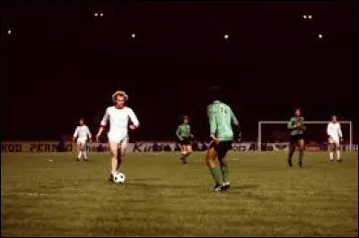 Quel club remporte, en battant le club fran&ccedil;ais, sa 3e coupe d'Europe ?