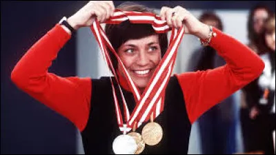 Quelle est cette skieuse allemande qui remporte deux m&eacute;dailles d'or en descente et en slalom et une m&eacute;daille d'argent en g&eacute;ant ?