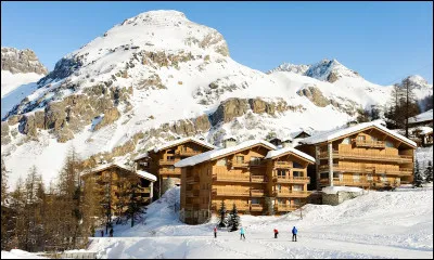 Nous voici dans une ville alpestre, mais quel est son nom ?