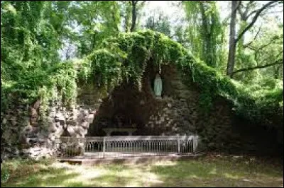 Je vous attends &agrave; Saint-R&eacute;v&eacute;rend, devant une r&eacute;plique de la grotte de Lourdes. Commune des Pays-de-la-Loire, dans l'arrondissement des Sables-d'Olonne, elle se situe dans le d&eacute;partement ...