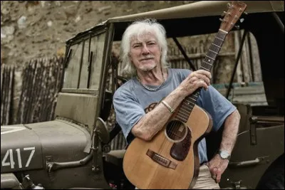 Qui est ce chanteur toujours actif ?