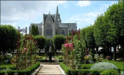 Elle est l'une des plus petites communes de Bretagne &agrave; avoir obtenu le label des ''Petites Cit&eacute;s de Caract&egrave;re'', gr&acirc;ce &agrave; la qualit&eacute; remarquable de son patrimoine historique. De quelle ville s'agit-il ?