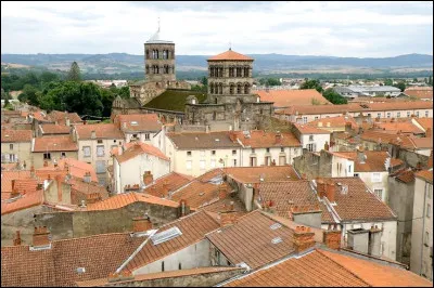 Elle se trouve non loin de plusieurs volcans de la cha&icirc;ne des Puys, class&eacute;e au patrimoine mondial de l&rsquo;UNESCO, ce qui en fait une excellente base pour explorer les paysages volcaniques d&rsquo;Auvergne. C'est...