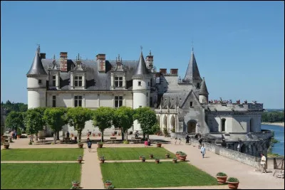 Elle a longtemps &eacute;t&eacute; un lieu de s&eacute;jour privil&eacute;gi&eacute; des rois de France &agrave; la Renaissance, contribuant &agrave; faire du Val de Loire un centre culturel majeur de l&rsquo;&eacute;poque. De quelle ville s'agit-il ?